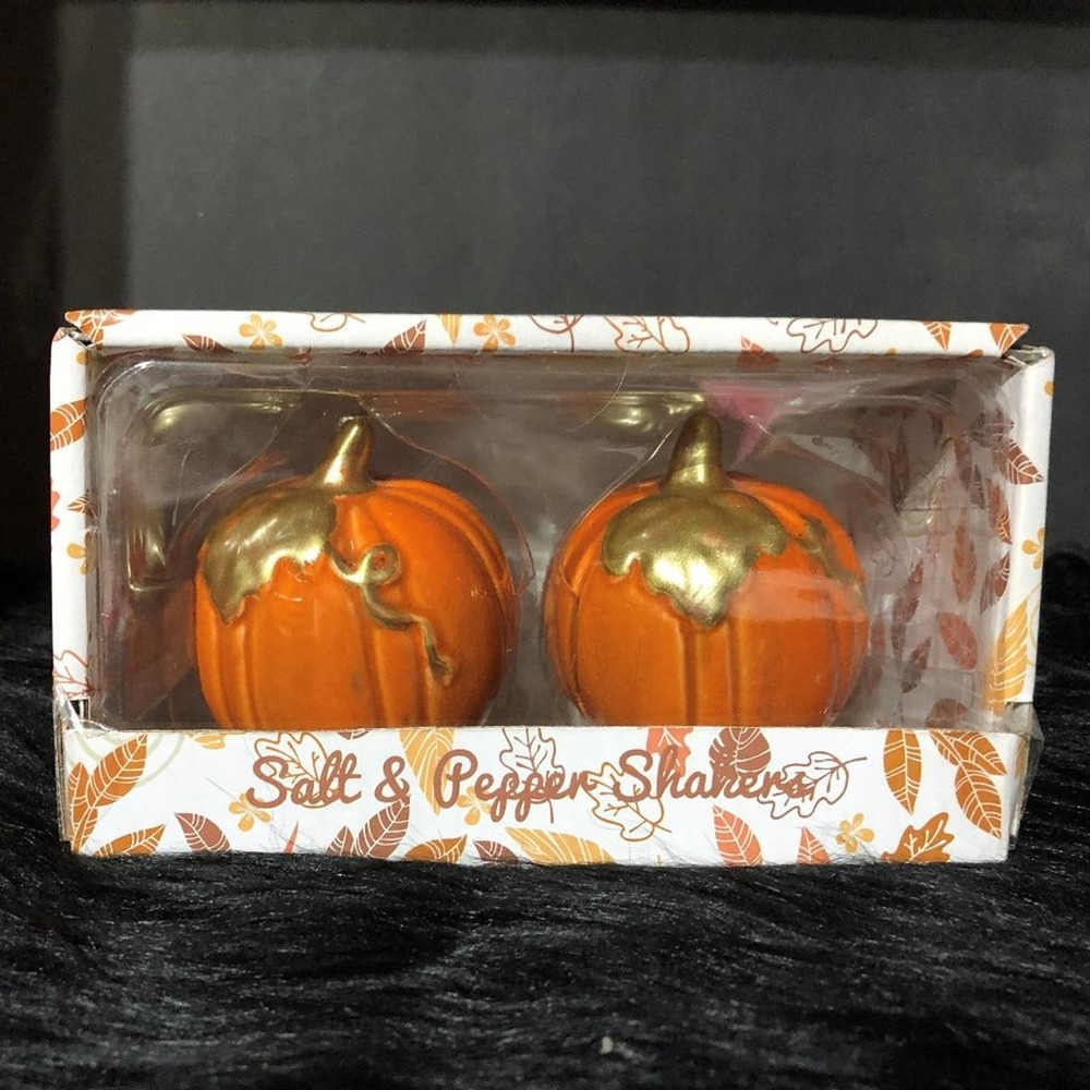 Elegant Classic Pumpkin Salt/Pepper Shaker Set NIB